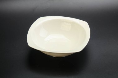 İzole edilmiş servis için beyaz boş tabak