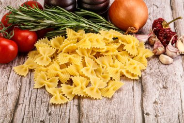 Çiğ İtalyan statü buğday farfalle makarna pişirmek için