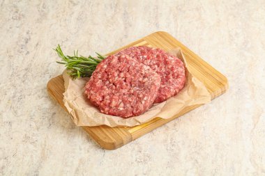 Izgara veya rosto için çiğ sığır burger pirzolası.