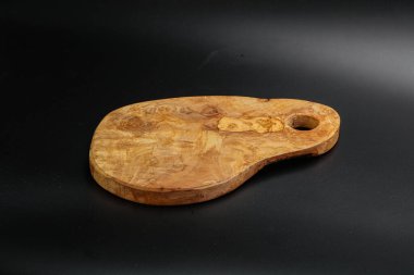 Mutfak için siyah arkaplan üzerine zeytin ağacı tahtası