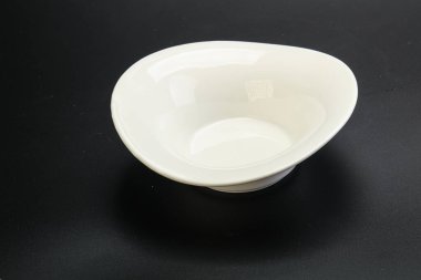 İzole edilmiş servis için beyaz boş tabak