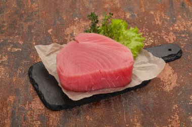 Çiğ ton balığı bifteği pişirmeye hazır.