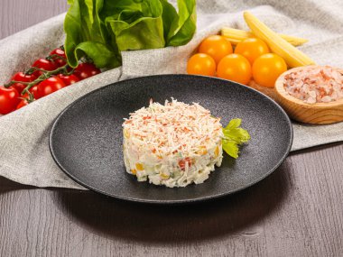 Yengeç surimi ile geleneksel Rus salatası