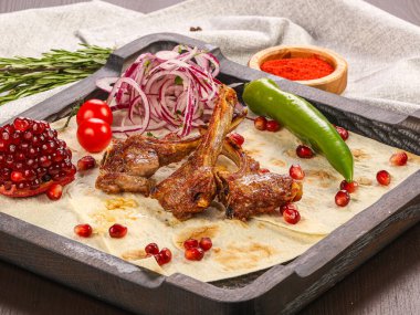 Izgara kuzu pirzolası soğanlı barbekü