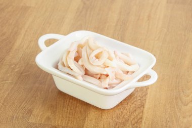 Terbiye edilmiş mürekkep balığı kasede atıştırmalık.