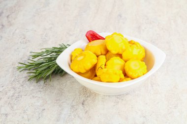 Turşulu sarı pastanın içinde doğal atıştırmalıklar.