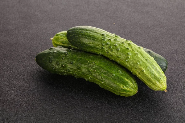 Taze Sulu Yeşil Salatalık Yığını Izole Edilmiş — Stok fotoğraf