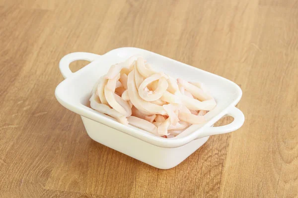 Terbiye edilmiş mürekkep balığı kasede atıştırmalık.