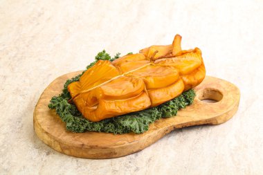 Tütsülenmiş kalamar aperatifi izole edilmiş.