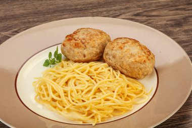 Peynirli spagetti ve ev yapımı tavuk pirzolası.