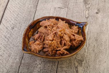 Salata için konserve ton balığı filetosu.