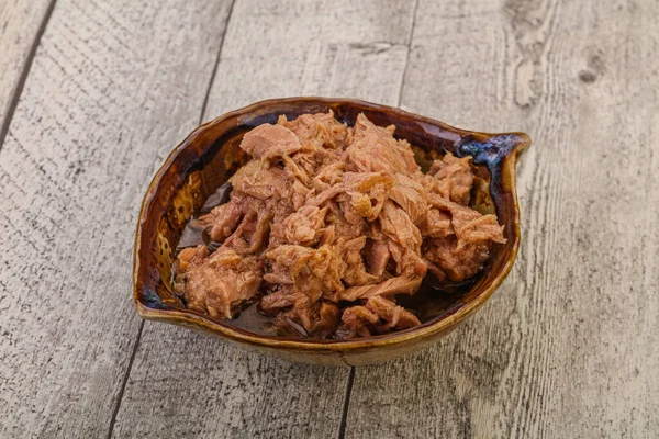 Salata için konserve ton balığı filetosu.