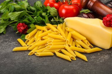 Pişirmek için sebzeli çiğ makarna.