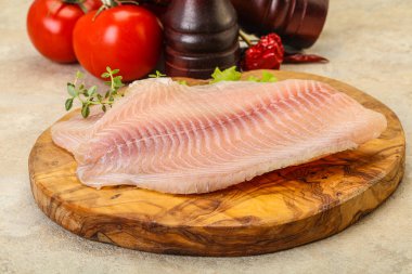 Pişirmek için çiğ tilapia balığı filetosu.