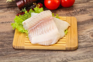 Pişirmek için çiğ pangasius fileto balığı.