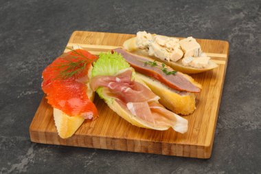 Tapas - Prosciutto, somon, ördek ve gorgonzola peynirli bruschetta