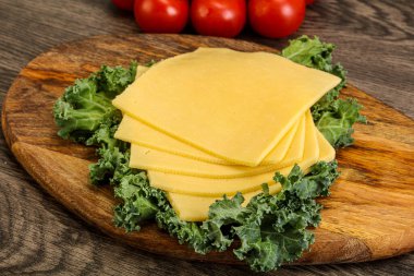 Dilimlenmiş Gauda peyniri.