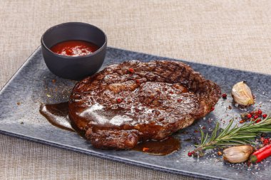 Biber ve ızgara biftek servis edildi.