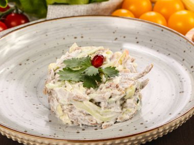 Jambonlu ve sebzeli Rus salatası.