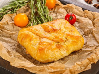 Kafkas geleneksel mutfağı - Katmanlı Khachapuri peyniri