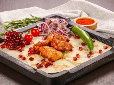 Tavuk kalçalı ızgara soğan halkaları.