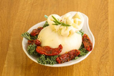 Kurutulmuş domatesli Burrata taze peyniri