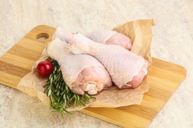 Pişirmek için üç tavuk budu budu.