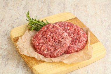 Izgara veya rosto için çiğ sığır burger pirzolası.