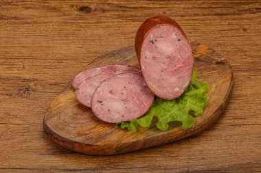 Baharatlı ve otlu füme jambon.