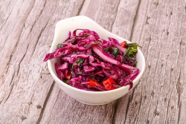 Bitki ve baharatlı kırmızı lahana turşusu