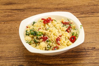 Vejetaryen yemeği - sebzeli kuskus ve maydanoz.