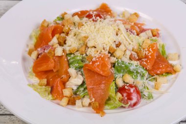 Somon ve parmesan peynirli Sezar salatası.