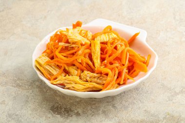 Havuçlu ve baharatlı Kore soya kuşkonmazı.