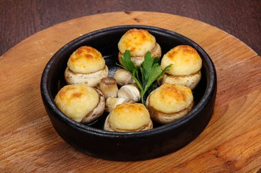 Maydanoz servis edilen peynirli fırında şampiyon.