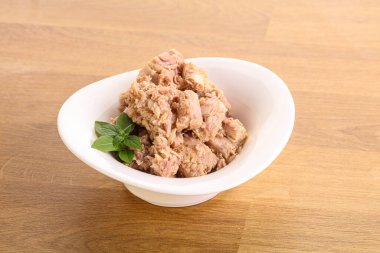 Kavanozda yağlı konserve ton balığı.