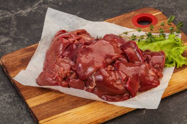 Çiğ tavuk ciğeri pişmeye hazır.