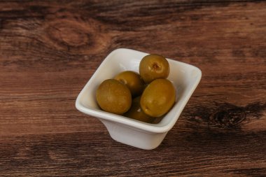 Kavanozda yeşil zeytin turşusu