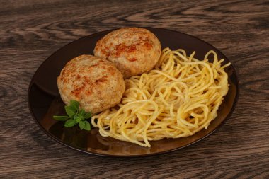 Peynirli spagetti ve ev yapımı tavuk pirzolası.