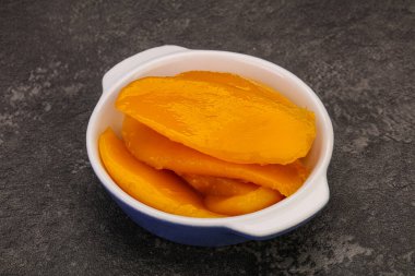 Şuruplu tatlı mango dilimleri.