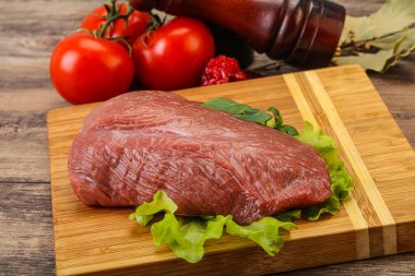 Pişirmek için çiğ et parçası.