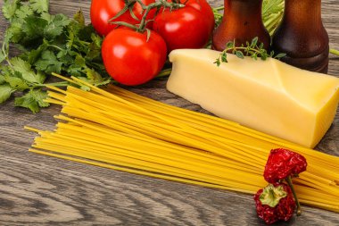 Çiğ İtalyan spagetti yığını, peynir ve sebzeli.