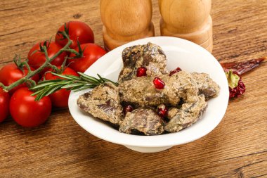 Krema soslu tavuk ciğeri biberiye servis edildi.