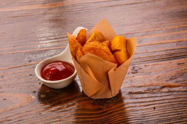 Domates soslu kızarmış patates dilimleri.