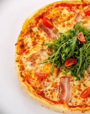 Pastırmalı pizza, peynir ve roka.