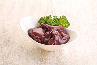 Pişirmek için kase içinde çiğ tavuk ciğeri