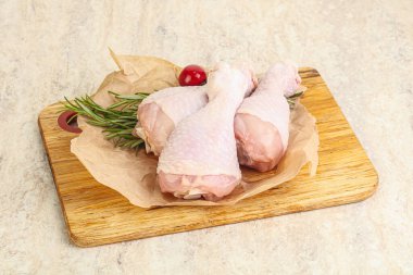 Pişirmek için üç tavuk budu budu.