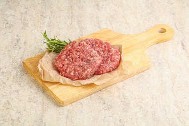 Izgara veya rosto için çiğ sığır burger pirzolası.