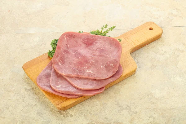 Sliced Beef Ham Lanche Sobre Bordo — Fotografia de Stock