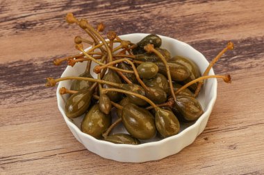 Lezzetli kapari meyveleri kasede 