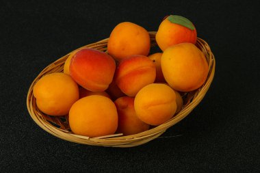 Taze, tatlı, birkaç kayısı meyvesi.